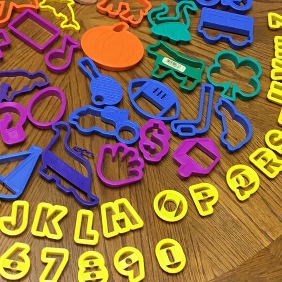Vintage Farberware 78 Cookie Sandwich Cutters Animals Letters Numbers Holiday - Picture 4 of 6